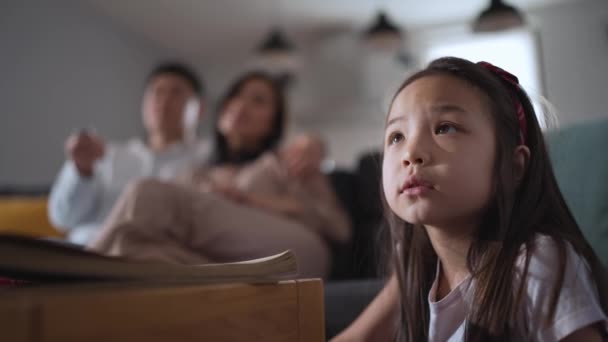 Pewna Siebie Azjatka Młoda Dziewczyna Ogląda Telewizję Rodziną Domu — Wideo stockowe
