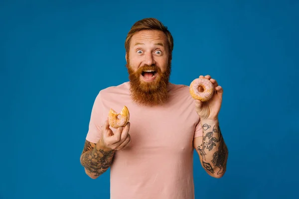 Animado Gritando Barbudo Homem Casual Desgaste Segurando Donuts Isolado Sobre — Fotografia de Stock