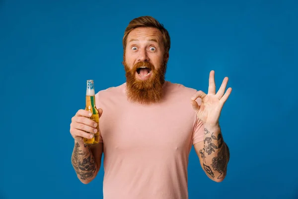 Retrato Homem Barbudo Gengibre Animado Segurando Cerveja Mostrando Gesto Enquanto — Fotografia de Stock