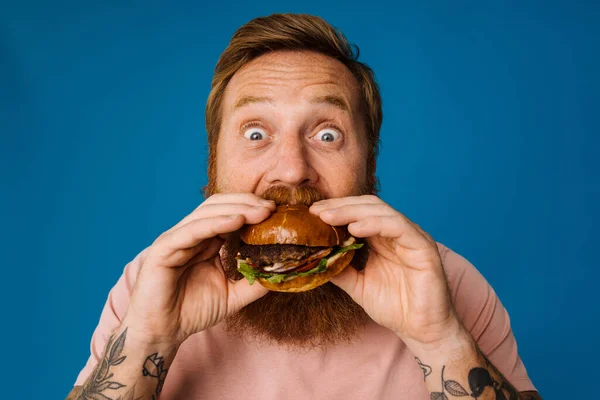 Barbu Affamé Homme Manger Hamburger Tout Tenant Isolé Sur Fond — Photo