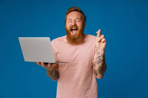 Homem Feliz Barbudo Gritando Segurando Laptop Enquanto Estava Isolado Sobre — Fotografia de Stock