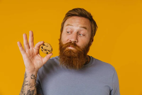 Homem Feliz Barbudo Sorrindo Segurando Biscoitos Enquanto Estava Isolado Sobre — Fotografia de Stock
