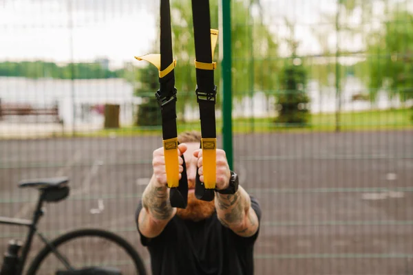 Cropped Portrait Young Tattooed Bearded Man Doing Exercises Trx Bicycle — Stock Photo, Image