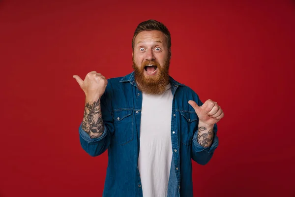 Взрослый Бородатый Татуированный Красивый Восторженный Рыжий Мужчина Открытым Ртом Указывающим — стоковое фото