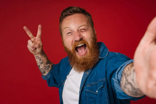 Selfie Adult Bearded Tattooed Handsome Enthusiastic Redhead Winking Man Doing — Stock Photo, Image