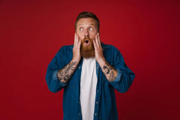Взрослый Бородатый Татуированный Красивый Шокированный Рыжий Мужчина Открытым Ртом Прикасающимся — стоковое фото
