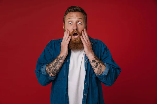 Взрослый Бородатый Татуированный Красивый Шокированный Рыжий Мужчина Открытым Ртом Касающимся — стоковое фото