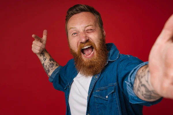 Селфи Взрослых Бородатых Татуировок Красивый Энтузиаст Рыжеволосый Подмигивающий Человек Делает — стоковое фото