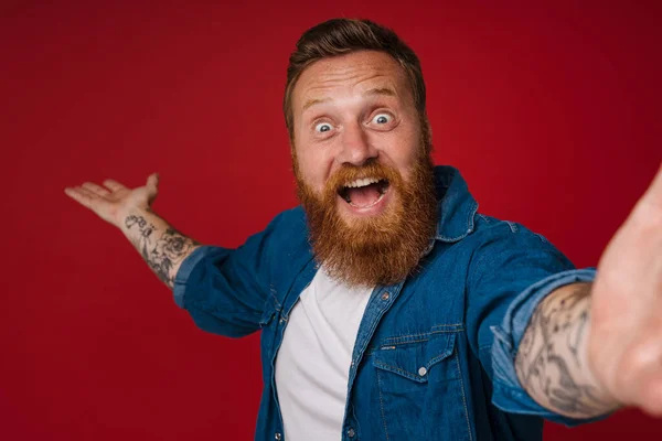 Селфи Взрослых Бородатых Татуировок Красивый Энтузиаст Рыжий Мужчина Поднятой Пустой — стоковое фото