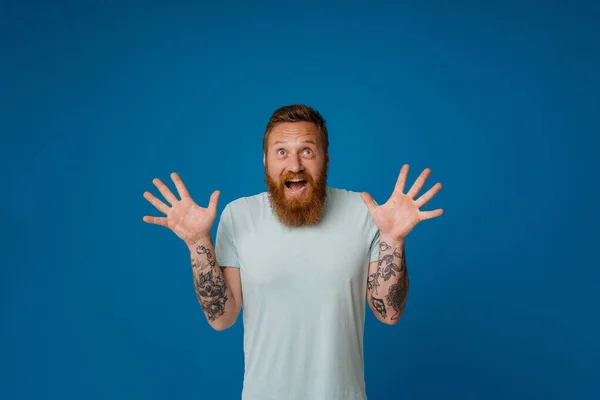 Взрослый Бородатый Татуированный Красивый Стильный Энтузиаст Открытым Ртом Поднятыми Руками — стоковое фото