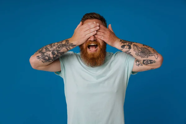 Portrait Adult Bearded Tattooed Man Opened Mouth Covering His Eyes — Stock Photo, Image