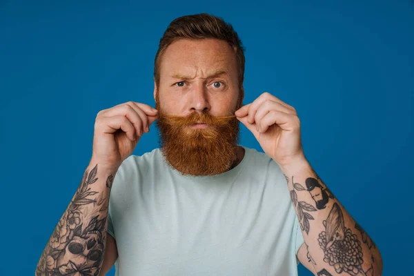 Portret Van Een Volwassen Baard Getatoeëerd Knappe Stijlvolle Serieuze Man — Stockfoto