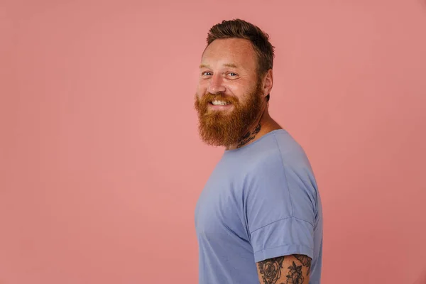 Портрет Взрослого Бородатого Татуированного Красивого Стильного Улыбающегося Мужчины Смотрящего Камеру — стоковое фото