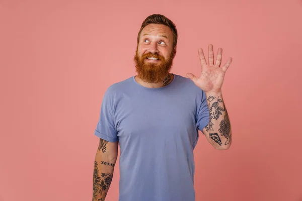 Взрослый Красивый Рыжий Бородатый Татуированный Улыбающийся Счастливый Мужчина Машет Рукой — стоковое фото