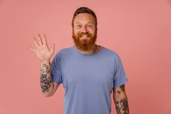 Взрослый Красивый Рыжий Бородатый Татуированный Улыбающийся Счастливый Мужчина Машет Смотрит — стоковое фото