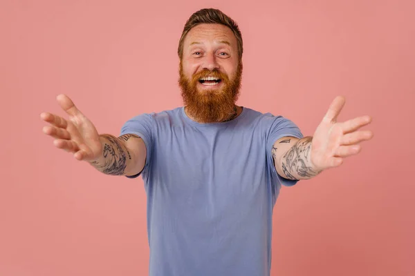 Volwassen Roodharige Baard Getatoeëerd Glimlachende Gelukkig Man Met Geopende Armen — Stockfoto