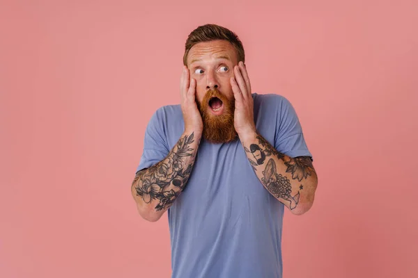 Volwassen Roodharige Baard Getatoeëerd Geschokt Man Shirt Houdt Zijn Wangen — Stockfoto
