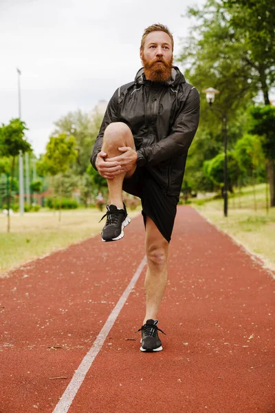 Kızıl Sakallı Sporcu Dışarıda Parkta Çalışırken Egzersiz Yapıyor — Stok fotoğraf