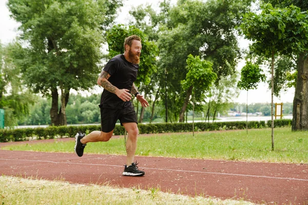 Gengibre Barbudo Desportista Correndo Enquanto Trabalhava Parque Livre — Fotografia de Stock