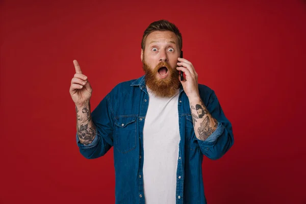 Kızıl Kot Gömlek Giyen Cep Telefonuyla Konuşan Kırmızı Arka Planda — Stok fotoğraf