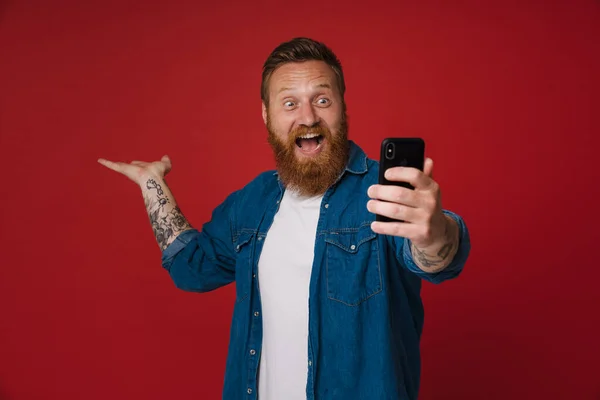 Ginger Excité Homme Portant Chemise Denim Aide Téléphone Portable Geste — Photo