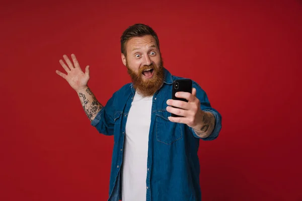 Ginger Excité Homme Portant Chemise Denim Aide Téléphone Portable Geste — Photo