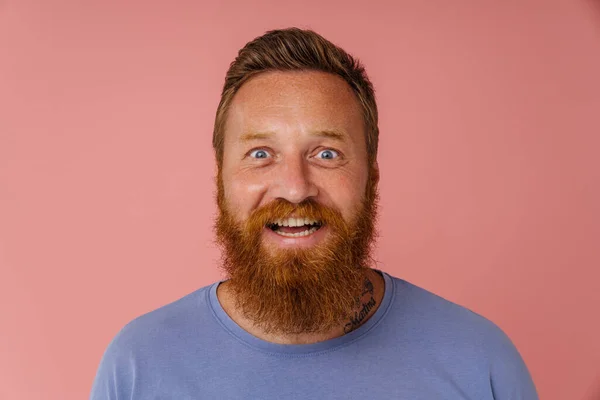 Ginger Heyecanlı Sakallı Adam Gülümsüyor Pembe Arka Planda Izole Edilmiş — Stok fotoğraf