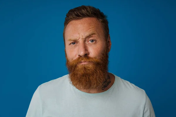 Gingembre Perplexe Homme Avec Barbe Fronçant Les Sourcils Regardant Caméra — Photo