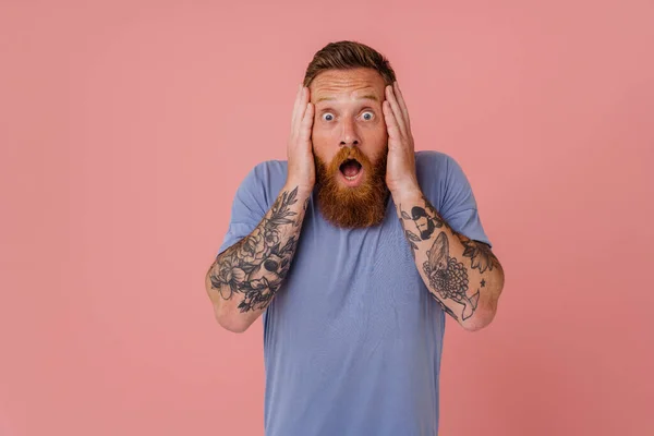 Gengibre Chocado Homem Com Barba Expressando Surpresa Com Câmera Isolada — Fotografia de Stock