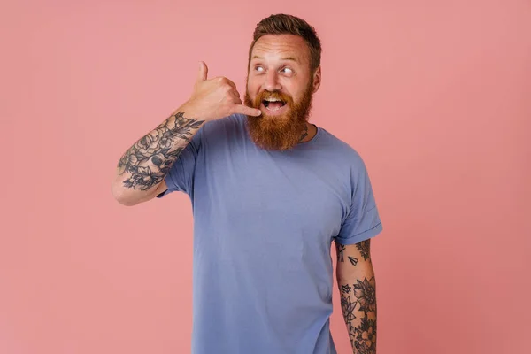 Ingwer Aufgeregter Mann Mit Bart Lächelt Und Macht Handygeste Isoliert — Stockfoto