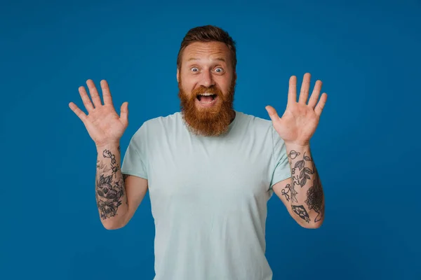 Ginger Ενθουσιασμένος Άνθρωπος Τατουάζ Χαμογελώντας Και Κουνώντας Χέρια Στην Κάμερα — Φωτογραφία Αρχείου