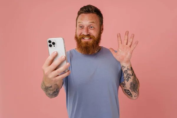 Імбирний Білий Чоловік Бере Селфі Мобільний Телефон Жестикулює Ізольовано Рожевому — стокове фото