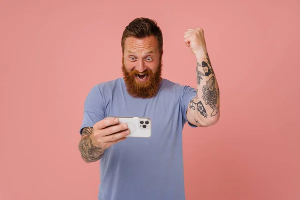 Ginger White Man Gesturing While Playing Game Cellphone Isolated Pink — Stock Photo, Image