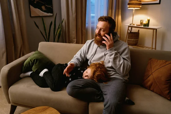 Vater Telefoniert Während Sein Süßer Kleiner Sohn Auf Knien Gemütlichen — Stockfoto