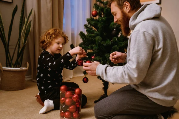 Otec Roztomilý Malý Syn Zdobí Vánoční Stromek Útulném Obývacím Pokoji — Stock fotografie