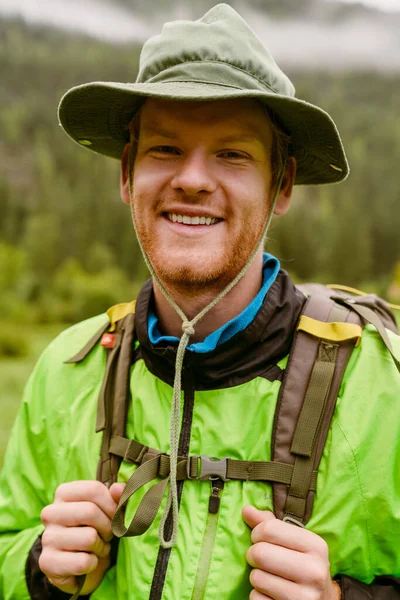 Młody Człowiek Turysta Plecakiem Uśmiechnięty Kamery Podczas Wędrówki Górach — Zdjęcie stockowe