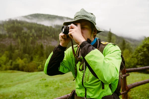 Jovem Turista Com Mochila Tirando Fotos Durante Caminhadas Nas Montanhas — Fotografia de Stock