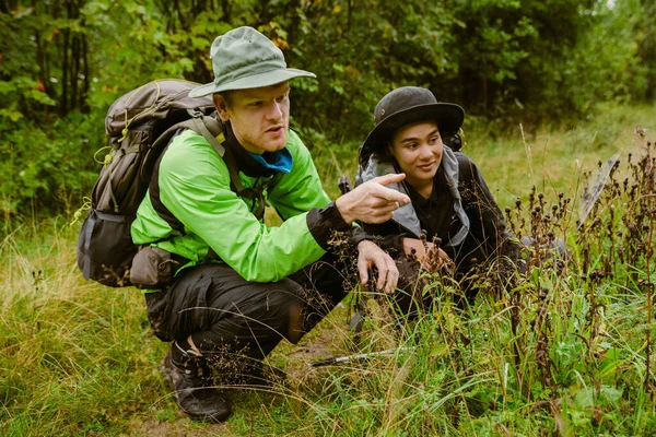 Jeune Couple Touristique Multiethnique Avec Sacs Dos Randonnée Dans Forêt — Photo