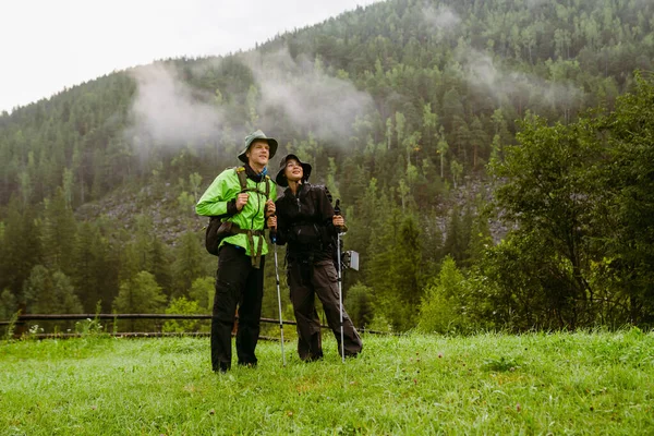 面带微笑 背着背包在山上远足的多民族游客夫妇 — 图库照片