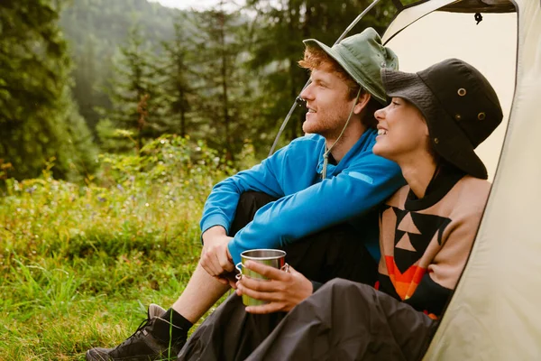 Giovani Turisti Bianchi Seduti Tenda Mentre Viaggiano Nella Foresta Montana — Foto Stock
