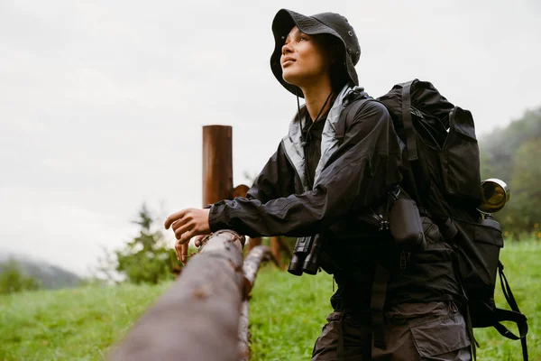 Νεαρή Λευκή Γυναίκα Που Φοράει Εξοπλισμό Πεζοπορίας Στο Ορεινό Δάσος — Φωτογραφία Αρχείου