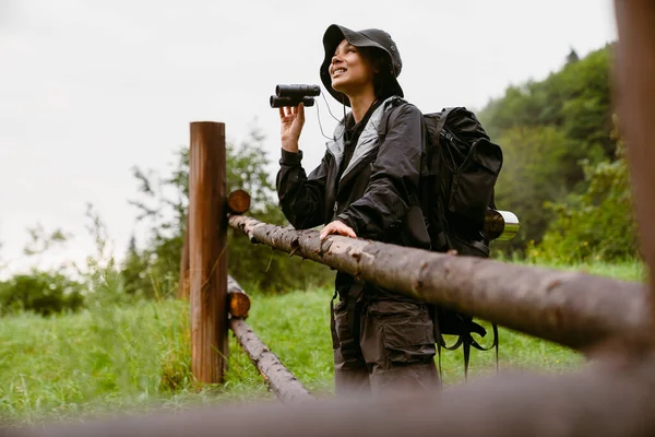 Jovem Mulher Branca Vestindo Equipamento Trekking Usando Binocular Enquanto Caminhadas — Fotografia de Stock