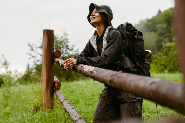 Jeune Femme Blanche Portant Équipement Trekking Randonnée Dans Forêt Montagne — Photo