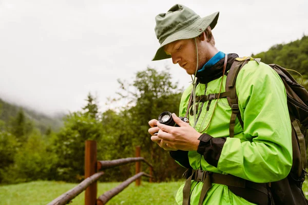 Młody Biały Człowiek Noszący Sprzęt Trekkingowy Pomocą Kamery Podczas Wędrówki — Zdjęcie stockowe