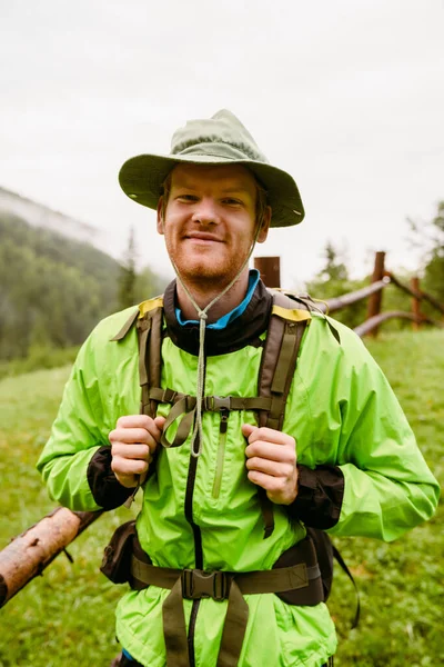 Młody Biały Człowiek Noszący Sprzęt Trekkingowy Wędrujący Górskim Lesie — Zdjęcie stockowe
