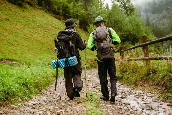 Młodzi Biali Ludzie Noszący Sprzęt Trekkingowy Wędrujący Lasach Górskich — Zdjęcie stockowe