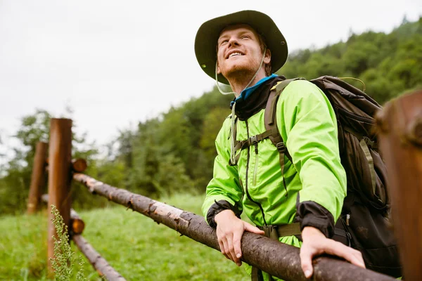 身穿远足装备在山林中远足的年轻白人男子 — 图库照片