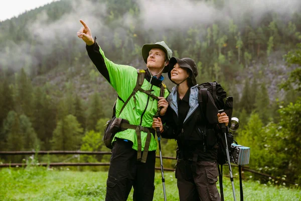 Jóvenes Blancos Que Usan Equipo Trekking Senderismo Bosque Montaña —  Fotos de Stock