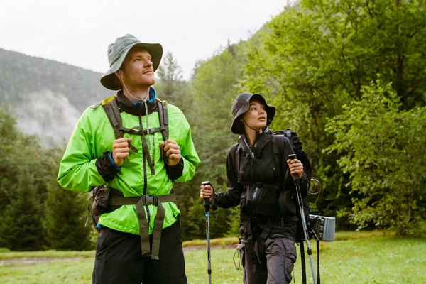 Jovens Brancos Vestindo Equipamento Trekking Caminhadas Floresta Montanha — Fotografia de Stock