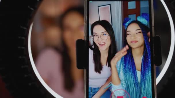 Smilende Multietniske Kvinner Bloggere Som Spiller Inn Video Poserer Telefonen – stockvideo